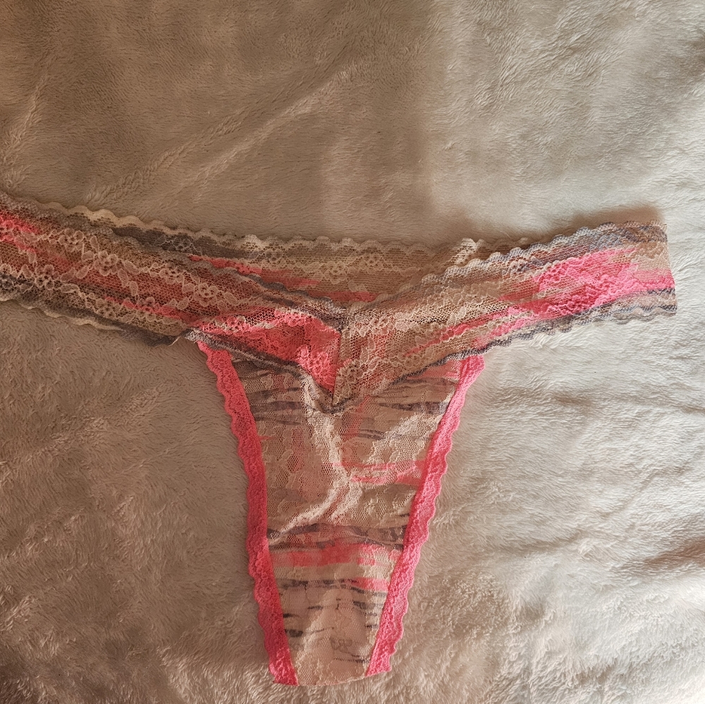 Nwot Victoria secret pink thong